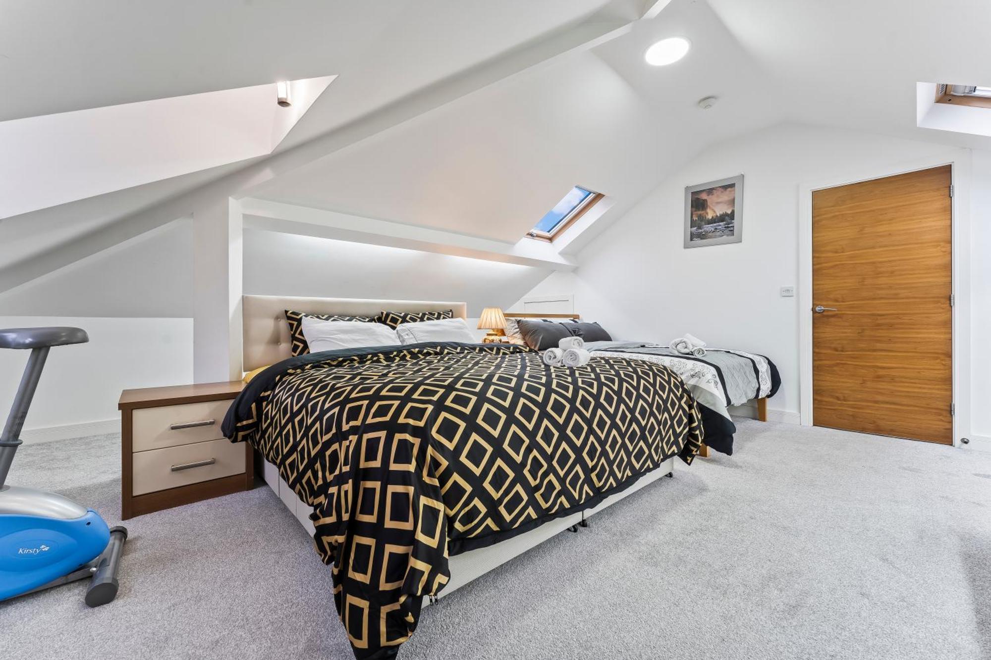 Exquisite 2-Bedroom Penthouse-Sleeps 7-Free Parking With Workstations & High-Speed Wifi Birmingham Eksteriør billede