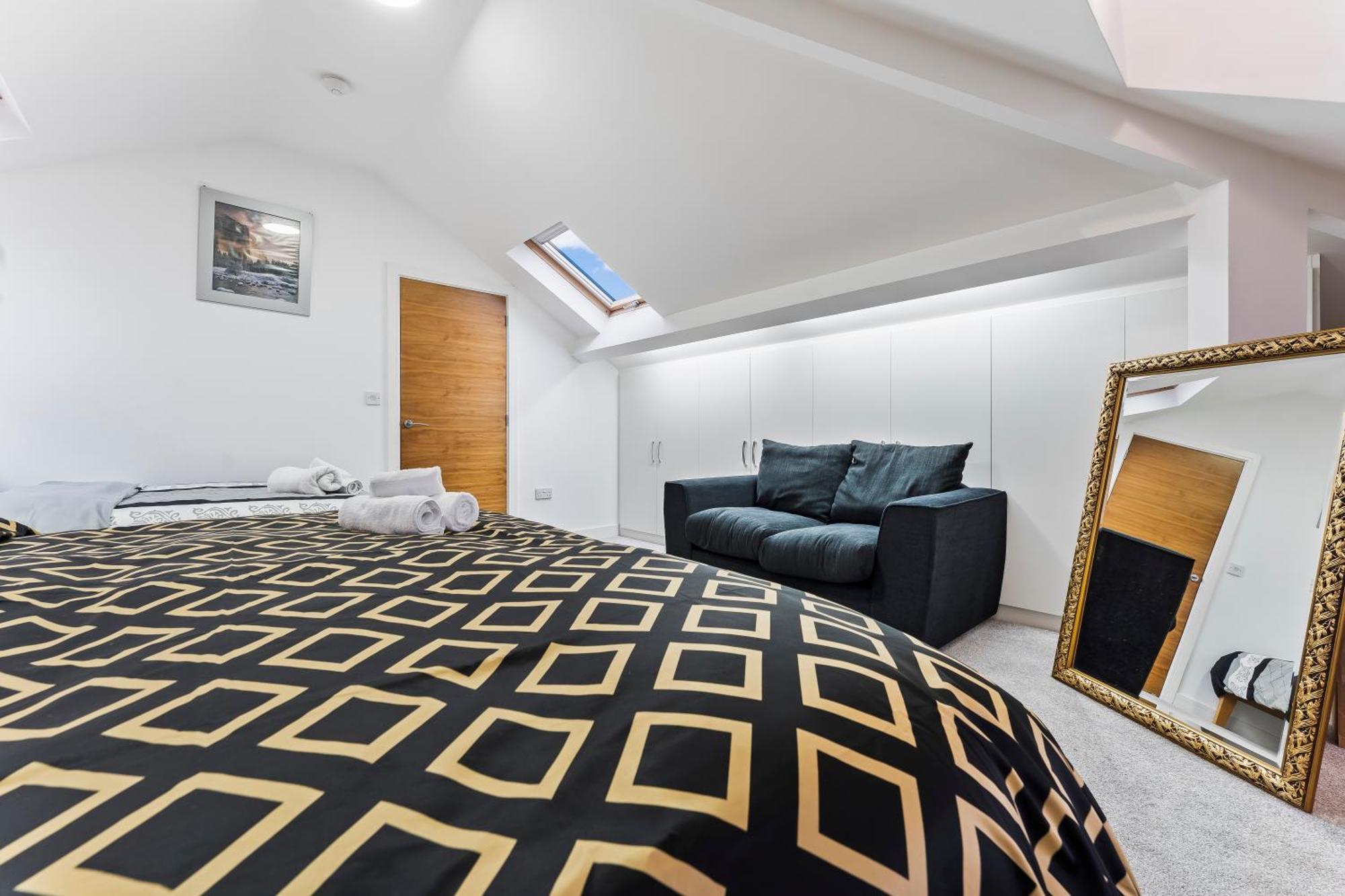 Exquisite 2-Bedroom Penthouse-Sleeps 7-Free Parking With Workstations & High-Speed Wifi Birmingham Eksteriør billede